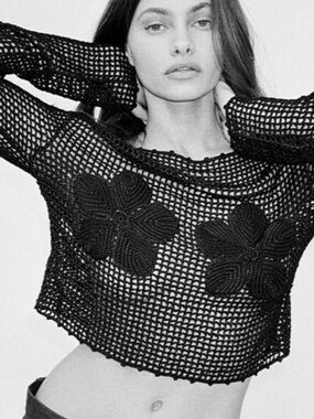 Réalisation Crochet Flower Appliqué Black Crop Top